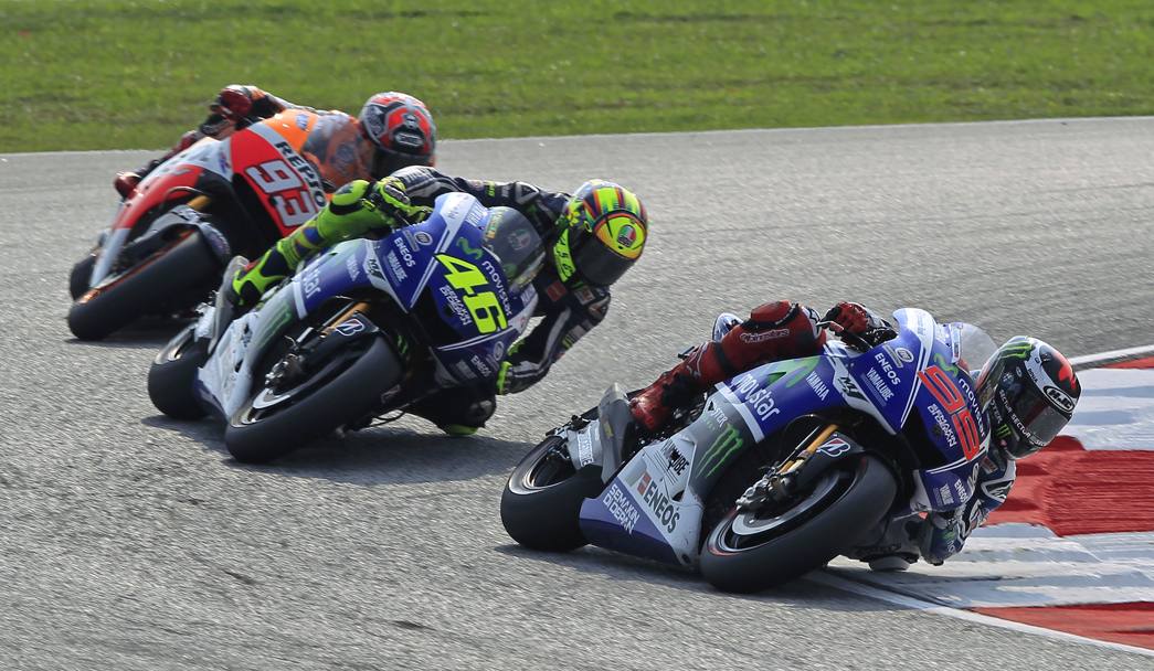 La fasi iniziali, con Lorenzo davanti a Rossi e Marquez. Ap